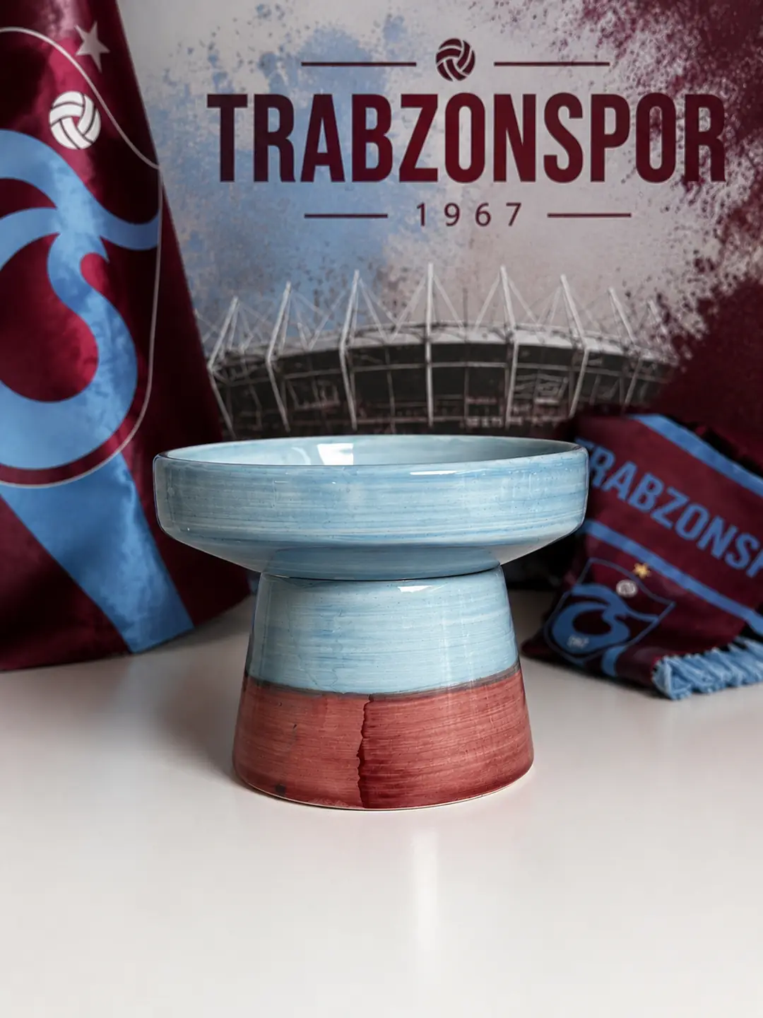 Ürün görseli: Bordo Mavi Ayaklı Seramik Mama Kabı - Trabzon Taraftar Seri